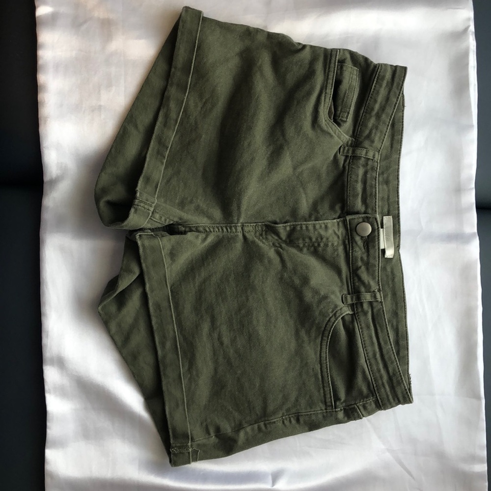 H&M women’s green denim shorts